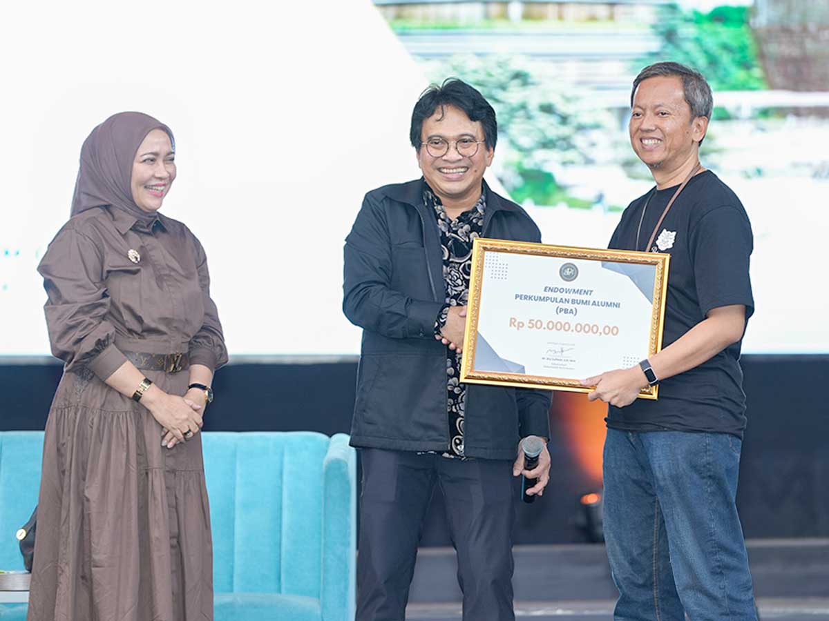 Perkumpulan Bumi Alumni Donasi Rp 50 Juta untuk Dana Abadi Unpad